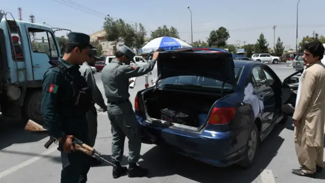 سږ کال د افغانستان د خپلواکۍ ورځ له تېرو کلونو څخه ډېر توپیر درلود، د کابل ښار په واټونو کې څراغونه، بېرغونه او د مبارکۍ پیغامونه نه لیدل کېږي، خو امنیتي کمربندونه ډېر شوي وو.