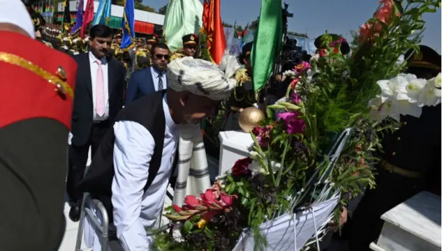 دغو مراسمو ته ولسمشر محمد اشرف غني او د حکومت ګڼ چارواکي ورغلي وو، خو ولسمشر غني د ګلانو اېښودو له مراسمو وروسته د غازي امان الله له لور شهزادګۍ هندیې سره وکتل.