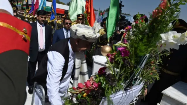 ولسمشر اشرف غني د ازادۍ پر څلي د خپلواکۍ د ورځې په مناسبت د ګلانو ګېډۍ کېښودې.