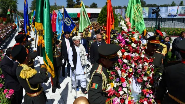 د خپلواکۍ د ۹۶مې کلیزې د لمانځلو پرمهال یوازې د آزادۍ پر څلي د ګلانو ګېډې کېښودل شوې