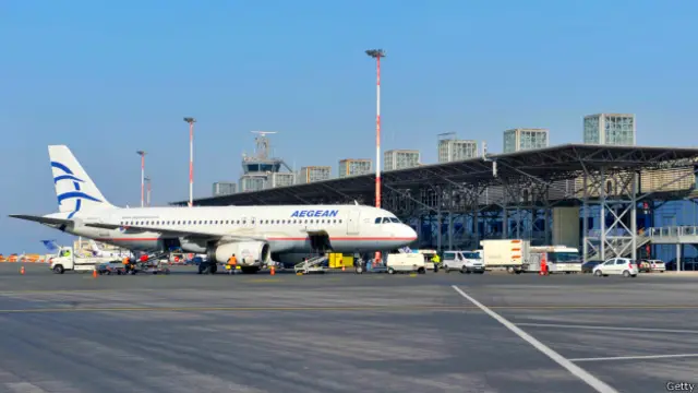 Na Alemanha, o discurso é de que a crise grega gerou prejuízo; mas uma empresa alemã tomará conta de 14 aeroportos na Grécia