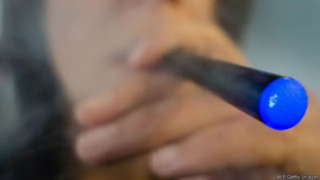 Женщина, курящая электронную сигарету