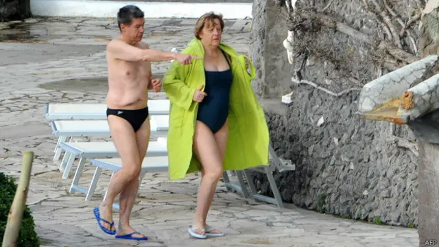 Канцлер Германии Ангела Меркель с мужем Иоахимом Зауэром на термальных водах на острове Искья (юг Италии), 2013 год