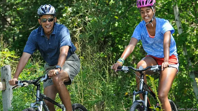 Президент США Барак Обама часто проводит свободное время в компании супруги и детей. На фото Обама вместе со своей дочерью Малией катается на велосипедах. Август, 2013 год