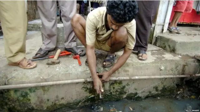  یہ کام بھارت میں عموماً نچلی ذات سے تعلق رکھنے والے افراد کرتے ہیں۔ جنھیں دلت یا اچھوت کہا جاتا ہے