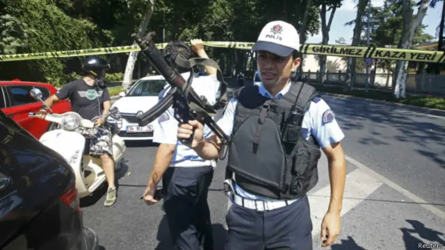 Турецкий полицейский у дворца Долмабахче