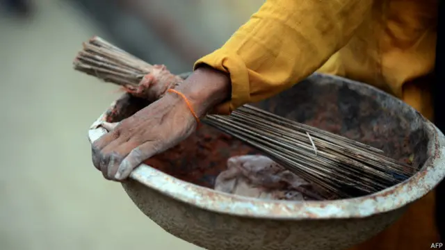 بہت سے ملازمین جو تعلیم حاصل کرنے میں کامیاب بھی ہوجاتے ہیں وہ صفائی کا کام کرنے پر مجبور ہی رہتے ہیں
