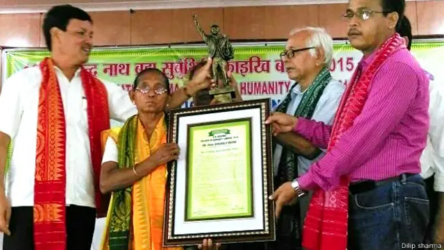 पुरस्कार लेतीं बीरूबाला