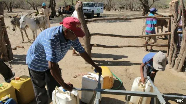 Gente recogiendo agua