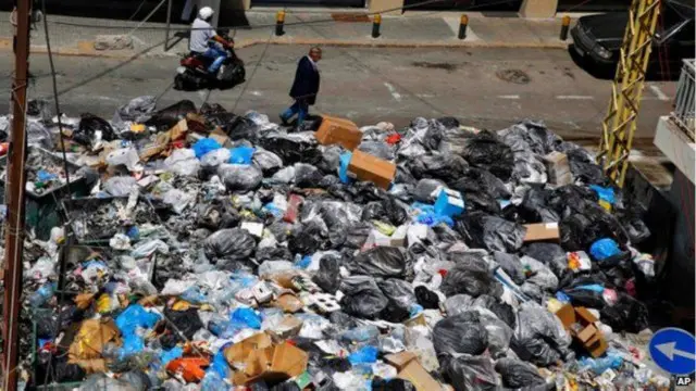 منذ أكثر من شهر حتى الآن يعاني لبنان من تكدس القمامة