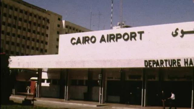 تنص الإجراءات تنص على أن يحصل المسافرين ما بين ١٨ عاما وحتي ٤٥ عاما على موافقة مسبقة من ضابط للإتصال قبل السفر إلى السودان.