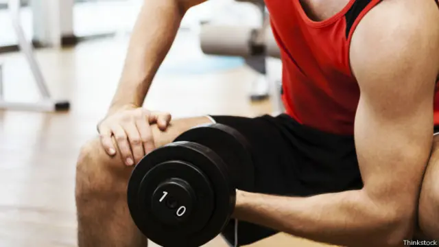 Combinar el levantamiento de pesas con el ejercicio aeróbico es otra de las recomendaciones.