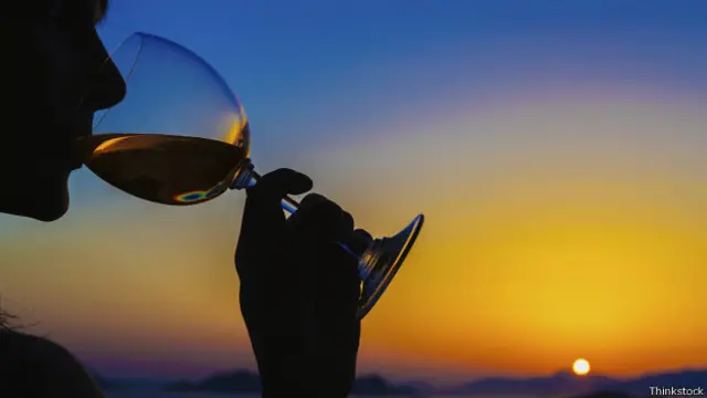 வாரத்தில் சில நாட்கள் மது அருந்துவதை நிறுத்துமாறும் பிரிட்டிஷ் மருத்துவர்களின் கையேடு கூறுகிறது