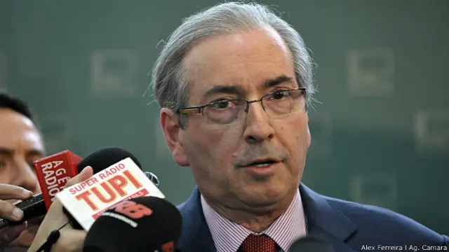 Eduardo Cunha, presidente de la cámara brasileña de Diputados, habla frente a periodistas