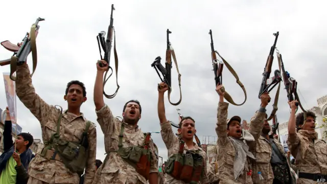 Yemen'de Şii Husi hareketine bağlı militanlar Aden limanını ele geçirdikten sonra Cumhurbaşkanı Hadi'ye bağlı güçler tarafından geri püskürtülmüştü.