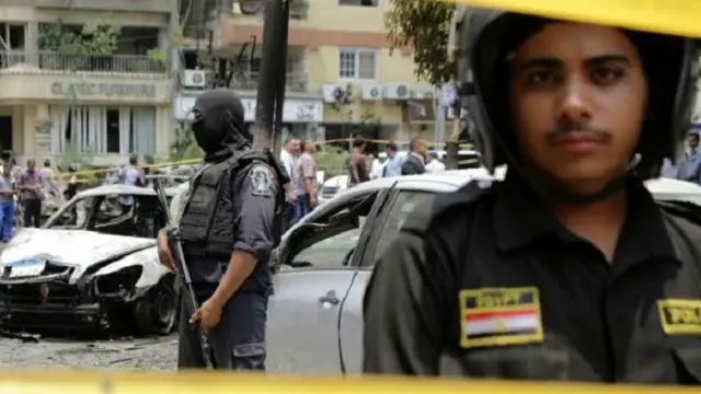 Media pemerintah mengatakan sedikitnya enam orang terluka akibat tiga ledakan di distrik Shubra di wilayah utara Kairo. 