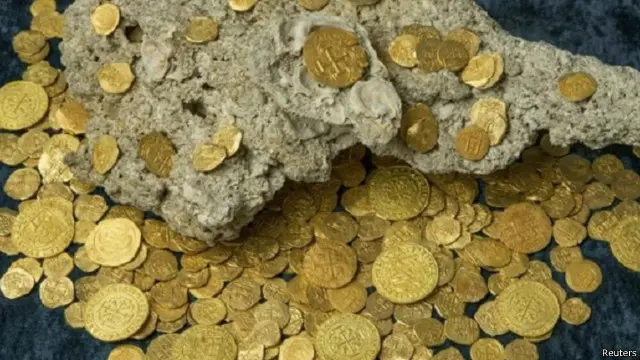 Dalam temuan ini terdapat koin unik, "royal eight escudo"