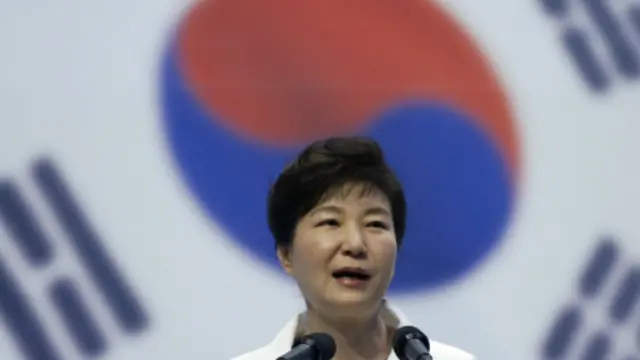 Presiden Korsel Park Geun-hye berkeras tidak akan menghentikan siaran propaganda ke wilayah Korut sampai Korut minta maaf atas insiden ledakan ranjau.