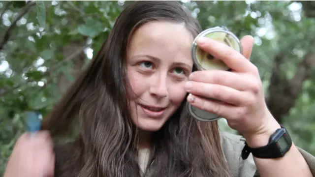 21 سالہ رخائن آٹھ ماہ پہاڑوں میں گزارنے کے بعد نئے محاذ پر تعنیات ہونے کے لیے تیار ہیں۔ ’میں نے انسانی قدروں کے دفاع اور خواتین کے مساوی حقوق حاصل کرنے کے لیے پی کے کے میں شمولیت اختیار کی ہے۔‘ 