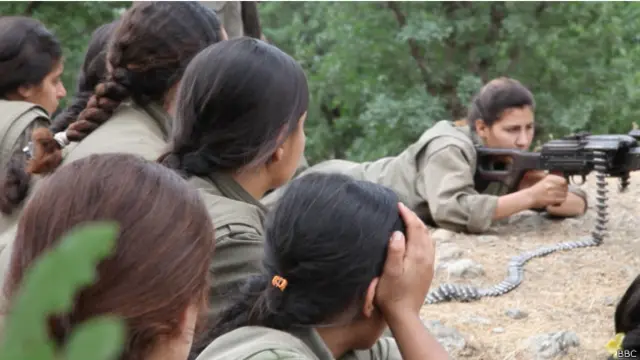 سینجار سے تعلق رکھنے والی 19 سالہ یزیدی لڑکی، جو شدت پسند تنظیم دولتِ اسلامیہ کی قید سے بھاگ آئی اور مہاجرین کے کیمپوں میں پناہ لینے کے بجائے وہ پی کے کے میں شامل ہو گئی۔ اب وہ اپنے اغوا کاروں سے بھرپور مقابلے کے لیے تیار ہیں۔ 