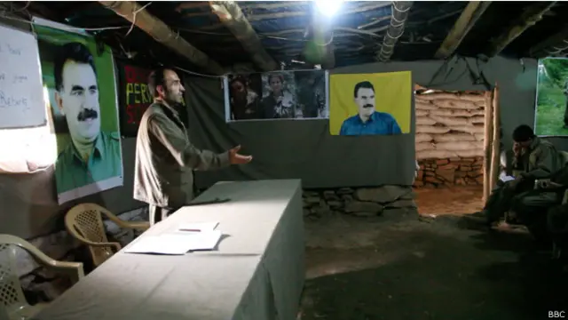 تربیت لینے والے افراد کو پی کے کے کے فلسفے کے بارے میں آگاہ کیا جا رہا ہے۔ 1984 سے اب تک آّزار کردستان کے مطالبے کے بعد سے کم سے کم 40 ہزار افراد ہلاک ہو چکے ہیں۔