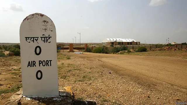 जैसलमेर हवाई अड्डे के पास लगा माइल स्टोन.