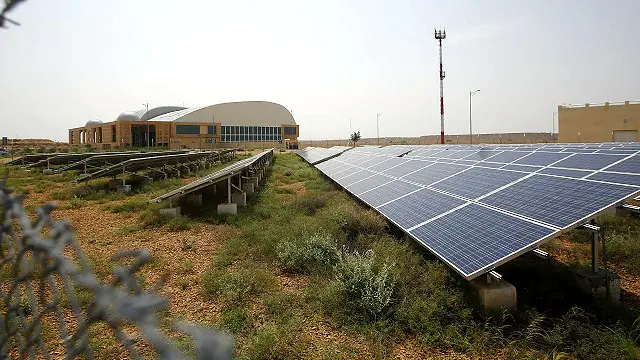 سب سے بڑی رکاوٹ یہ امر ہے کہ شمسی اور پن بجلی جیسی رینیو ایبل انرجی پر منتقل ہونے کے اخراجات کون برداشت کرے گا