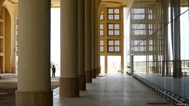 जैसलमेर हवाई अड्डा परिसर में चहलकदमी करता एक सुरक्षाकर्मी.