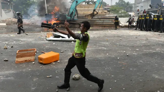Penghuni Kampung Pulo bentrok dengan polisi dan petugas keamanan saat terjadi penghancuran 150 rumah di pinggir sungai di Kampung Pulo, Jakarta, 20 Agustus 2015. 