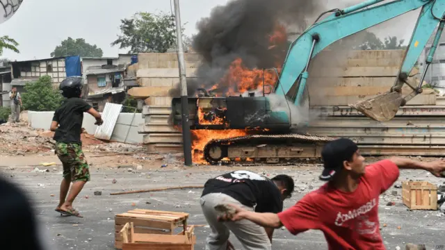 Bentrokan terjadi setelah petugas keamanan memerintahkan warga meninggalkan hunian mereka di pinggir sungai sebagai bagian dari upaya penanganan banjir. 