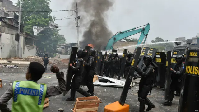 Dalam bentrokan ini, polisi menahan setidaknya 10 orang warga. Ribuan orang menutup akses ke Jalan Jatinegara Barat sehingga menyebabkan kemacetan parah. 