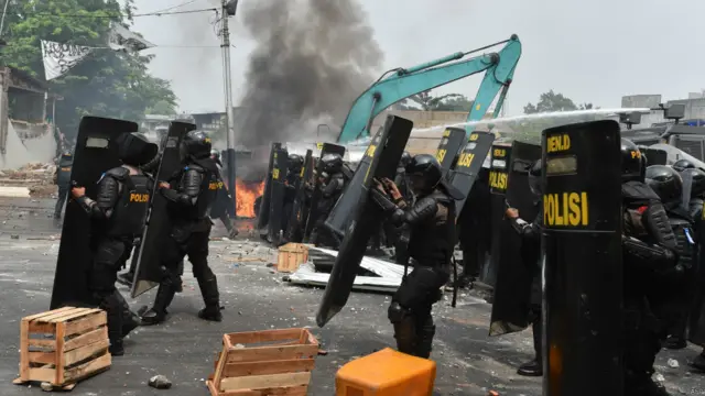 Selain petugas keamanan, dan personel militer, dalam proses penghancuran hunia pinggir sungai di Kampung Pulo, Jakarta, ini polisi dibantu dengan meriam air dan gas air mata.