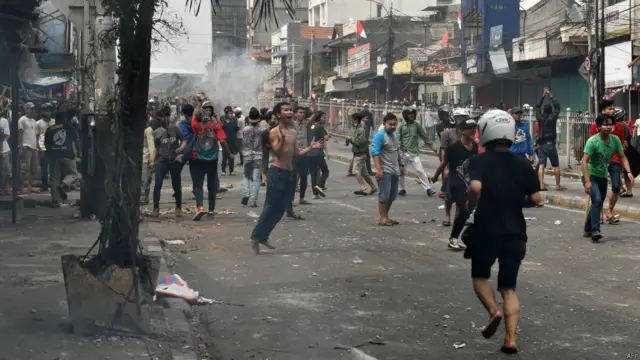 Penggusuran hunian pinggir sungai di Kampung Pulo awalnya direncanakan mulai jam 7 pagi, namun ditunda setelah warga melakukan perlawanan. 