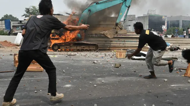 Kawasan bantaran Ciliwung yang menjadi lokasi hunian adalah daerah rawan banjir. Menurut Pemerintah Provinsi DKI Jakarta, penggusuran adalah bagian dari upaya penanganan banjir. 
