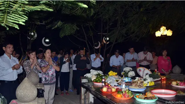 Những người đến viếng mộ Võ Thị Sáu tại Côn Đảo tin rằng mình cầu gì được nấy