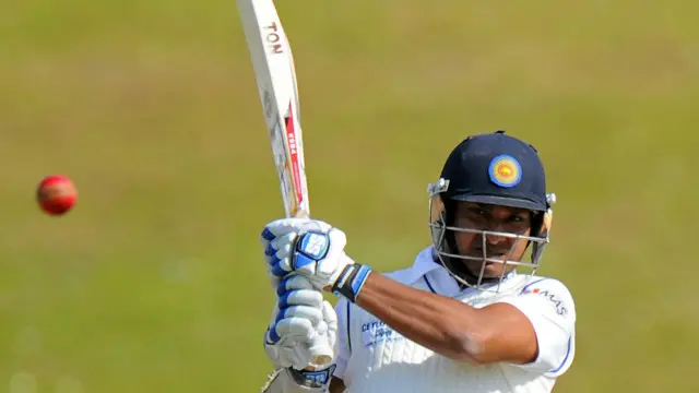 سنگاکارا اپنے آخری ٹیسٹ میچ میں 32 رنز کی اننگز کھیل کر آؤٹ ہوئے