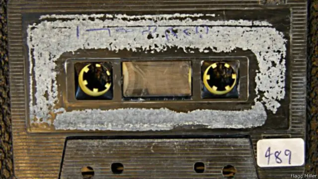 Kassetin üzərinə "Üsamə Bin Laden" yazılıb.