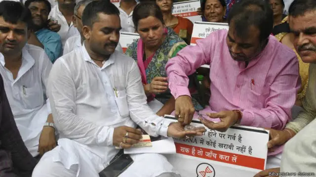 शब्द वापसी अभियान में शामिल होते मंत्री श्याम रज़क और रंजू गीता.