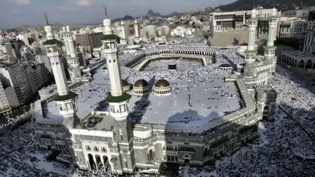 د افغانستان د حج او اوقافو وزارت وايي، دا ټول حاجیان به د اریانا افغان هوايي شرکت په مټ د کابل، کندهار، هرات او مزار شریف هوايي ډګرونو له لارې په ۳۳ ورځو کې سعودي عربستان ته ولېږدول شي. 