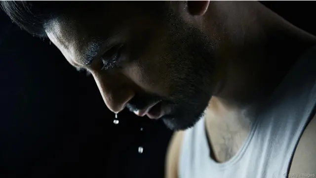 Капли пота падают с носа