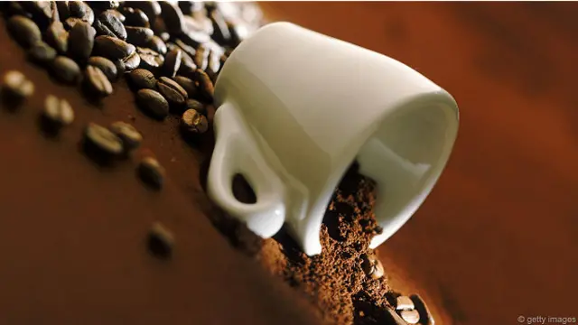 Перевернутая чашка с молотым кофе