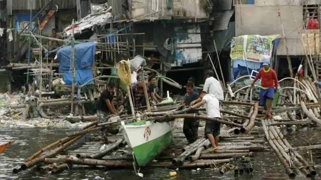 फिलीपिंस के उत्तरी भाग में टाइफ़ून गोनी का असर महसूस किया गया है. मौसम विभाग की चेतावनी के बाद फिलीपिंस मछुआरे अपनी नावों को सुरक्षित करने की कोशिश कर रहे हैं. 