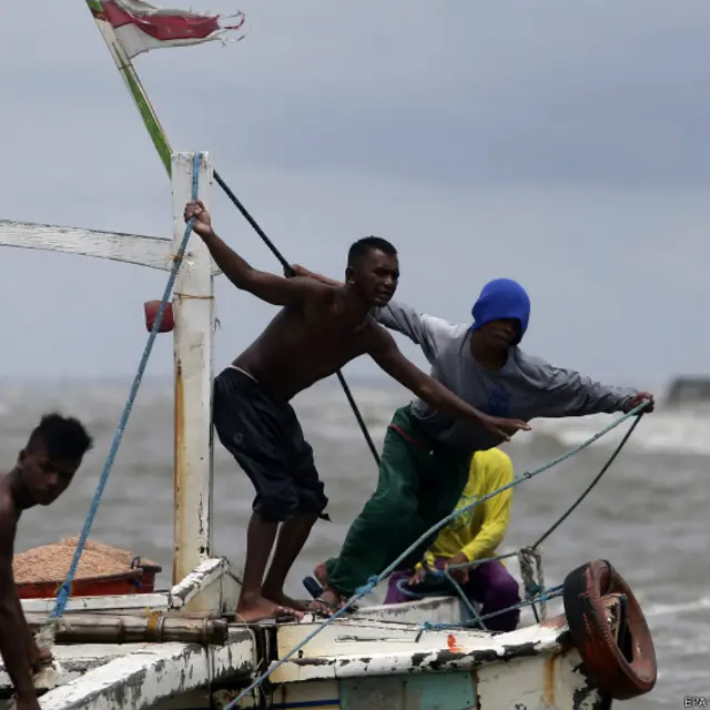 टाइफ़ून गोनी में अधिकतम 180 किलोमीटर प्रतिघंटा की रफ़्तार से हवाएं चल रही हैं जिसमें बीच-बीच में 215 किलोमीटर प्रतिघंटा की रफ़्तार वाले झोंके भी आ रहे हैं. 