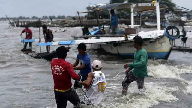 तटीय क्षेत्रों में लोगों को आने वाले दिनों में ज़्यादा बारिश और तूफ़ान के झटकों के लिए तैयार रहने को कहा गया है. 