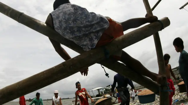 तूफ़ान की चेतावनी के बाद मछुआरे अपनी नावों और खाद्य सामग्री को सुरक्षित कर रहे हैं. नोवाटस शहर के तटीय गांवों में मछुआरे पकड़ी गई मछलियों को ले जा रहे हैं.