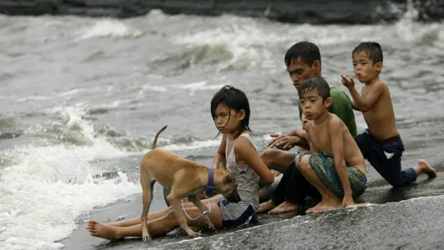 समुद्र का पानी बढ़ने के दौरान भी फिलीपिंस के तटीय इलाक़े के लोग मस्ती भी कर रहे हैं. 