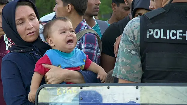 马其顿警察阻止移民入境