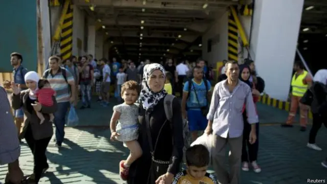 Bərə Afinaya üzməzdən əvvəl bir neçə yunan adalarındakı miqrantları yığıb