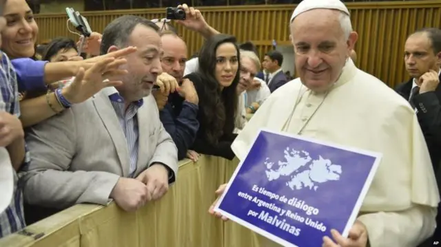 Papa Francisco con un cartel de Malvinas