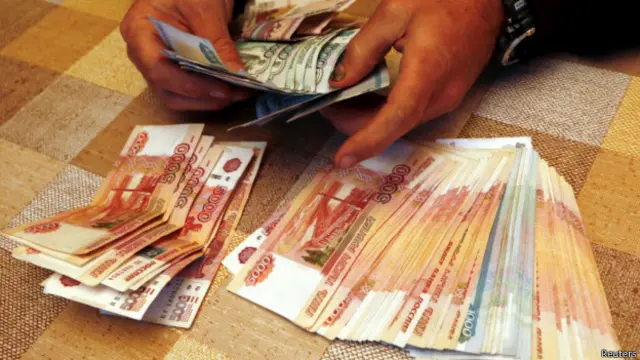 Пачки рублей на столе